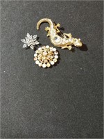 Group of 3 brooches including a fantastic gecko,