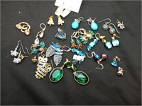 Great group of fashion earrings mostly in shades