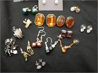 Great group of 15 pairs of fashion earrings