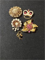 Group of 5 costume brooches, assorted sizes.
