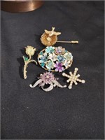 Group of 4 beautiful vtg brooches and a super