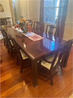 Henredon Dining Room Table w/8 Chairs plus 2 leafs
