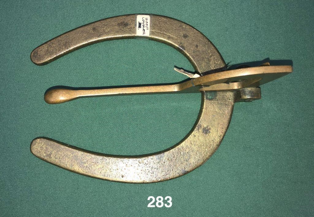 Device used to determine the angle of a horseshoe