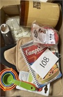 Mixed kitchen lot; measuring cups & more