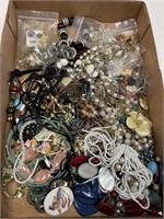 BAG LOT OF MIXED COSTUME JEWELRY