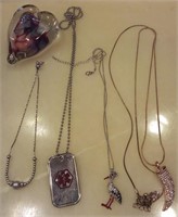 V - LOT OF COSTUME JEWELRY NECKLACES (M12)