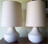 V - PAIR OF MATCHING TABLE LAMPS (M4)
