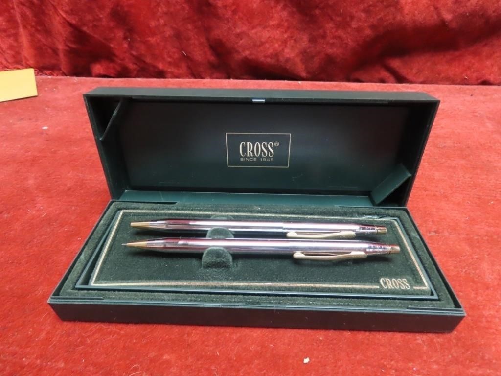 Vintage cross pen and pencil set in case.