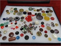 Showcase of old buttons.