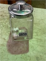 Glass dispenser with lid