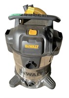 Dewalt (8 Gallon) Stainless Vacuum *light Use*