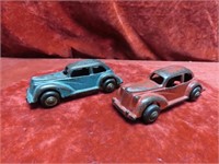 (2)Antique cast iron Arcade toy cars.