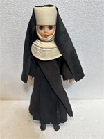 Nun doll-eyes open/close