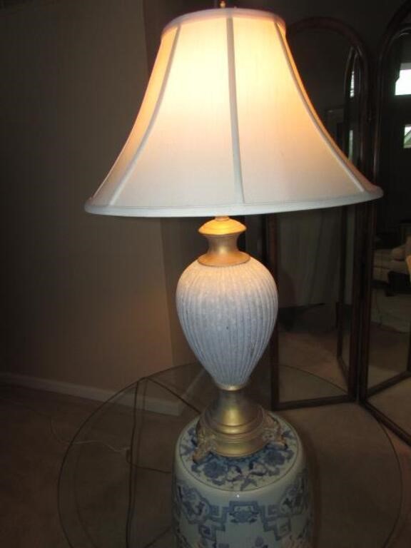 2 matching table lamps w/decorative bottoms