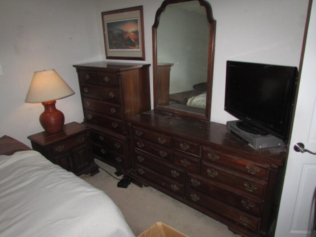 5 pc bedroom suit,table lamps & clothes