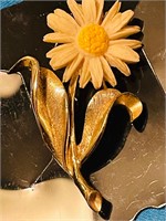Sarah Coventry Daisy Flower Brooch Pin