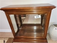 20 X 14 X 28 LIGHTED WOOD GLASS SIDE ENTRY CURIO