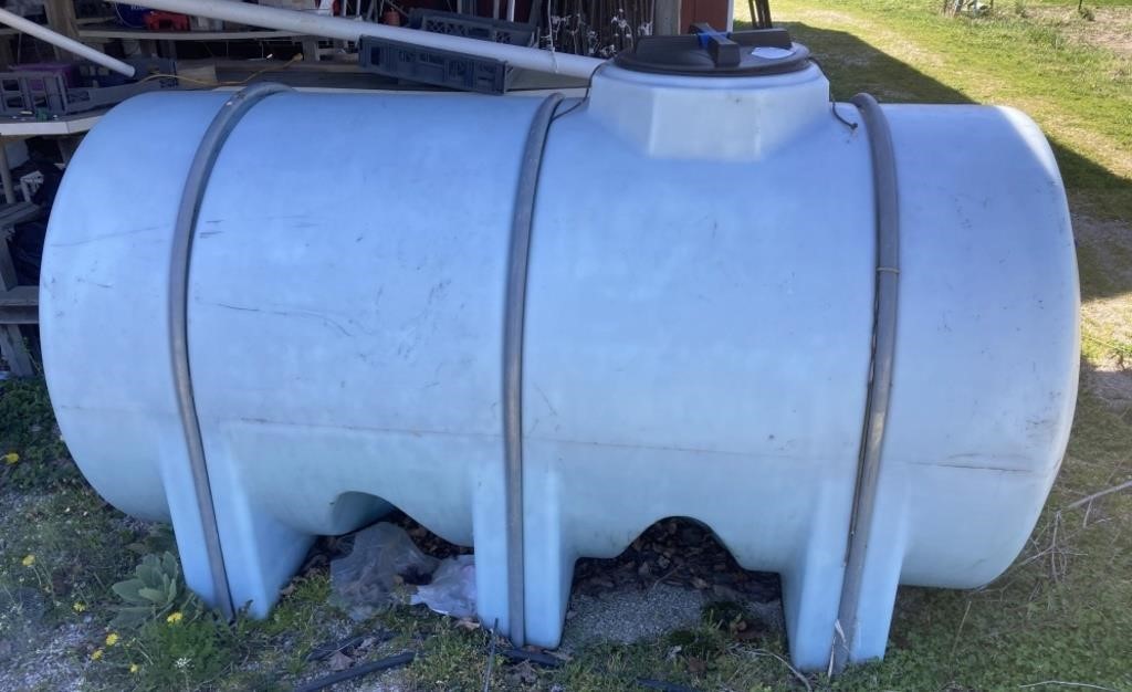 725 Gallon Water Tank