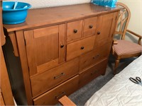 2-door 7-drawer dresser