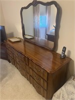 9 Drawer Dresser w/Mirror - Scallop Design