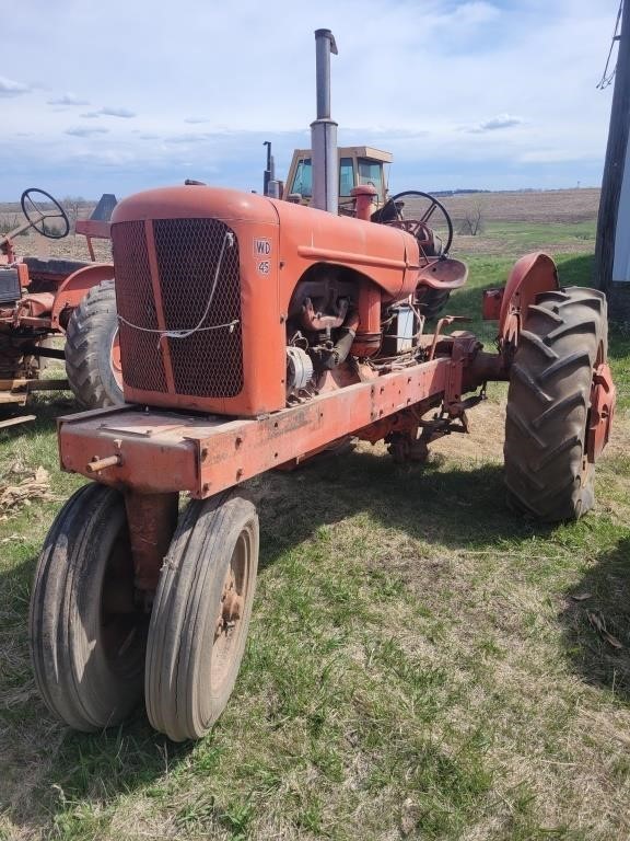 Allis Chalmers WD45 Tractor - Engine is Loose
