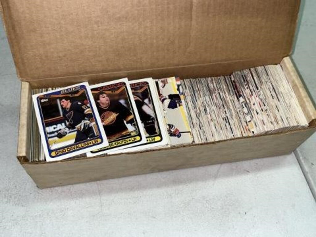 1992 BOX OF HOCKEY TRADING CARDS