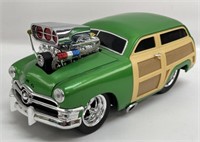 1/18 Die-Cast Ford Woody Muscle Machine