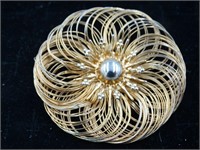 Elegant Gold Tone Wire Brooch