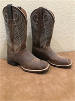 Ariat Cowgirl Boots (size 6)