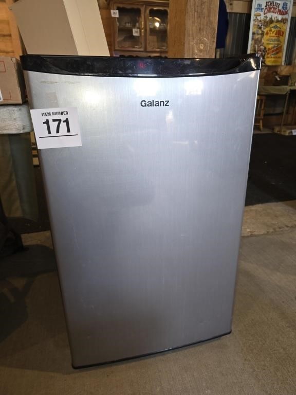 Galanz mini fridge - needs cleaning 33" x 20" x 22