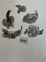 GREAT LOT OF PRETTY BROOCHES