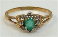 PRETTY 10K YELLOW GOLD AND EMERALD RING