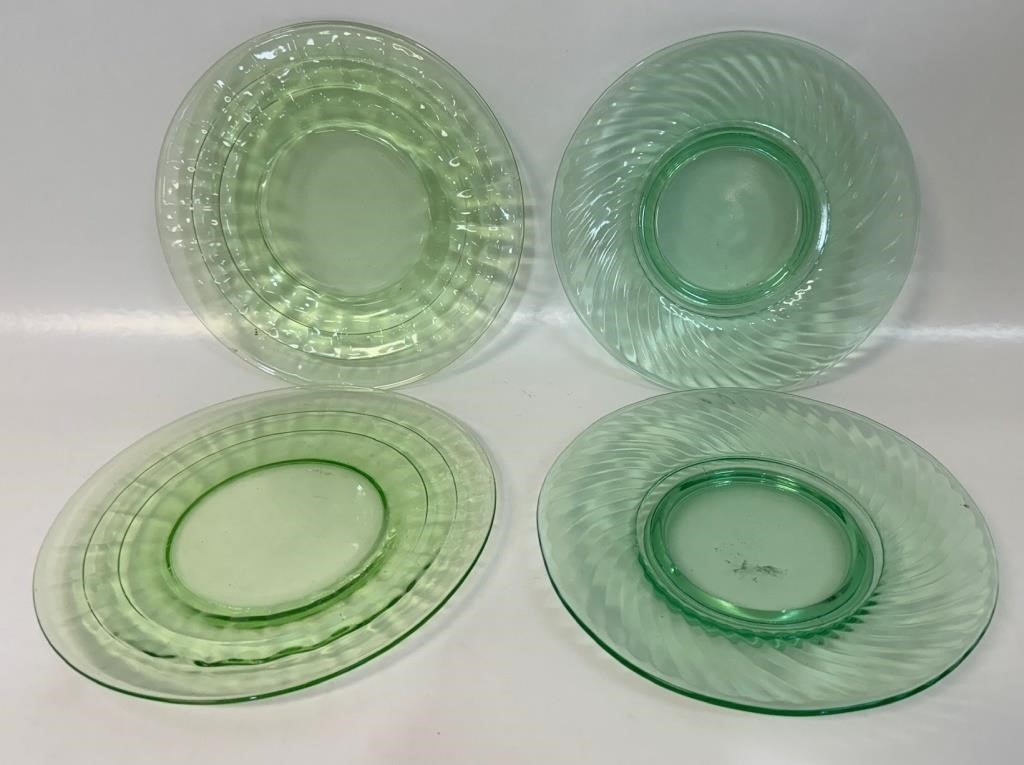 TWO PAIRS OF RETRO PATTERNED URANIUM GLASS PLATES