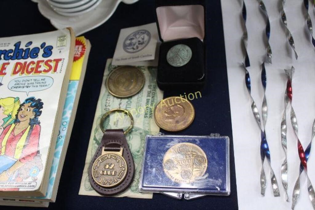 COINS - KEYCHAIN - FOREIGN NOTE