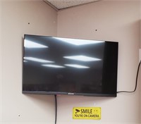 32" Flat Screen TV with remote