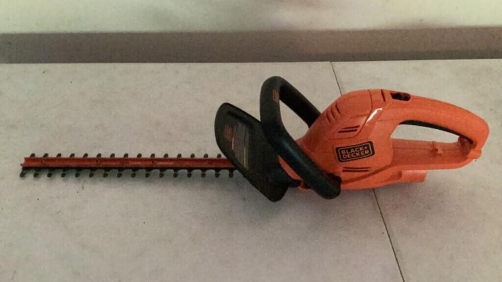 Black and Decker 18 in Hedge Trimmer Powers On