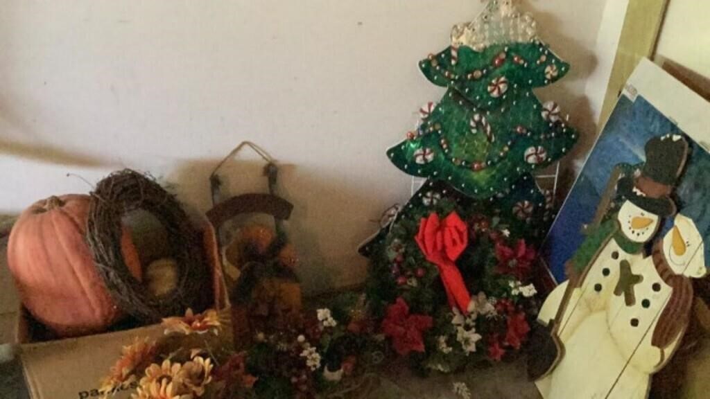 Holiday Decor Christmas Wreath Sleds Snowman Fall