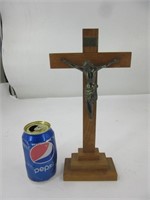 Ancien crucifix en bois et laiton