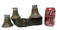 3 cloches antiques en brasse de différents