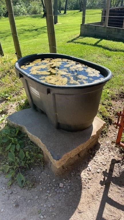 Rubbermaid fiberglass water tank, 100 gallons