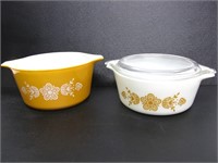 2 PYREX CASSEROLE DISHES W/ ONE PYREX LID