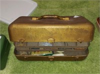 VINTAGE TACKLE BOX AND LURES