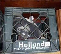HOLLAND DAIRY CRATE AND HEAT LAMP
