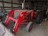 656 INTERNATIONAL WIDE FRONT TRACTOR WITH LOADER