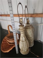 2 nice lamps & baskets