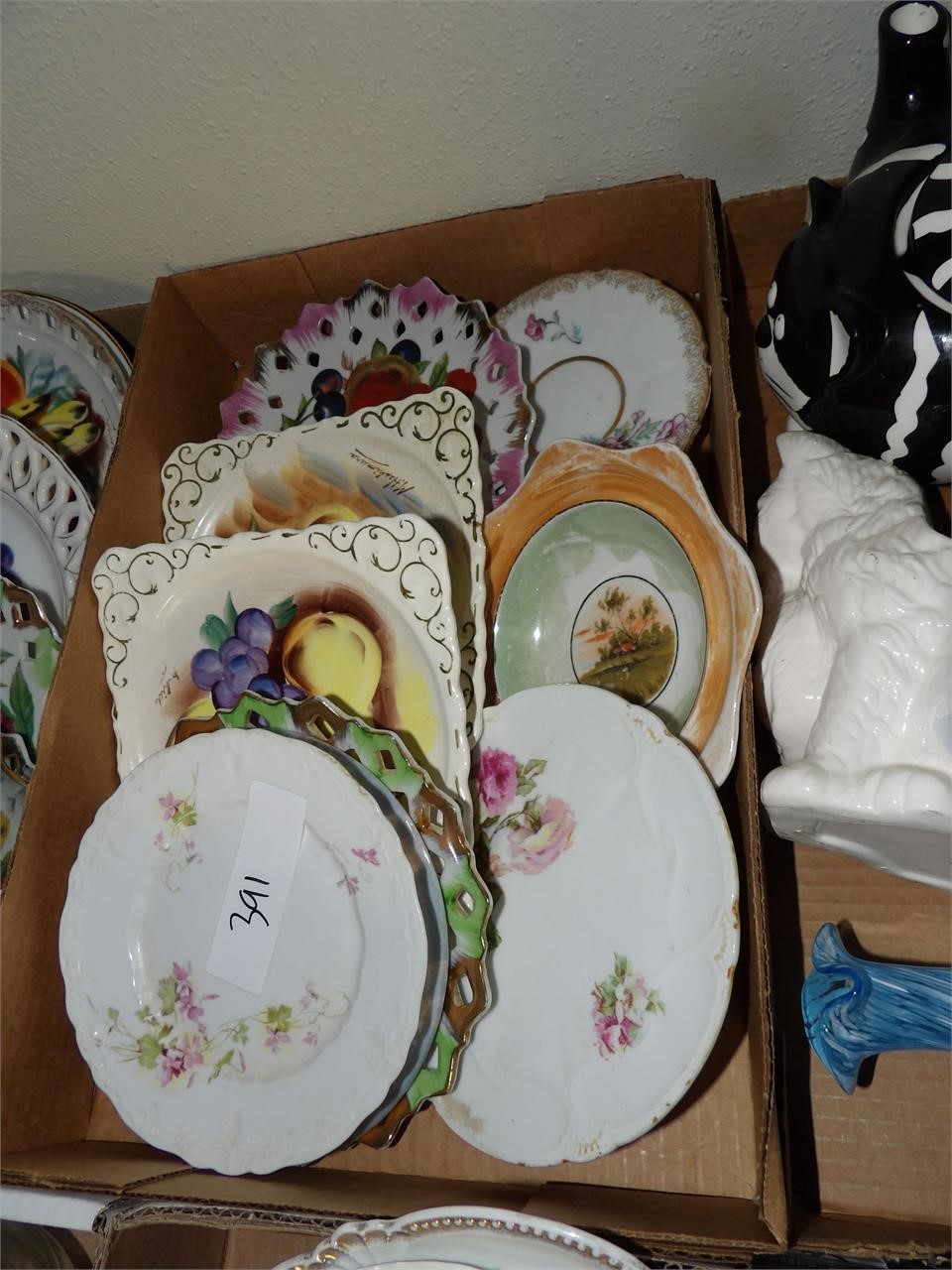 BOX OF COLLECTOR PLATES 8PC TOTAL
