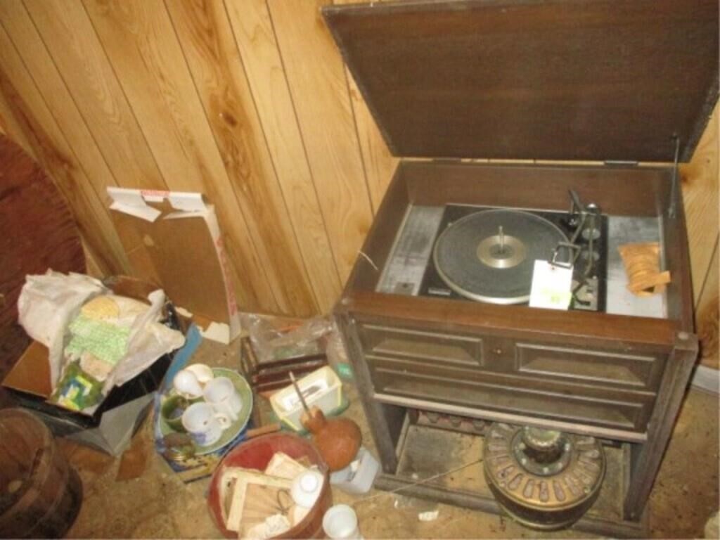 Old record player and all other items in the floor