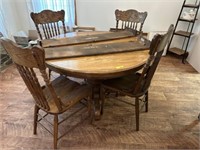 Oak pedestal w/4 chairs and 2 leaves
