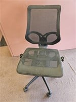 MESH MID BACK OFFICE CHAIR 39"X24"X18.5"