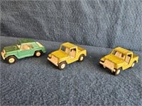 THREE VINTAGE TOOTSIE TOY JEEPS ALL ABOUT 3.5"